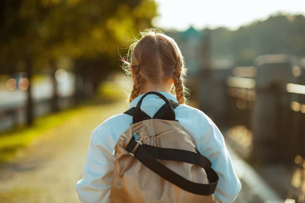 Visto Por Trás Menina Moderna Camisola Branca Com Mochila Indo — Fotografia de Stock