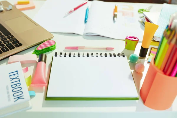 Mesa Blanca Con Cuaderno Blanco Cuaderno Trabajo Lápices Colores Papelería — Foto de Stock