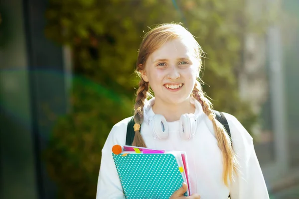 Πορτρέτο Της Ευτυχούς Trendy Μαθητή Λευκό Φούτερ Βιβλίο Εργασίας Και — Φωτογραφία Αρχείου