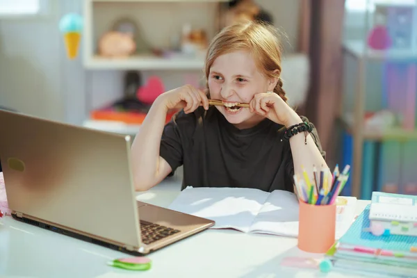 Zły Nowoczesna Szkoła Dziewczyna Szarej Koszuli Laptopem Edukacji Online Domu — Zdjęcie stockowe