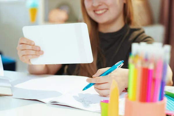 Primer Plano Niño Feliz Camisa Gris Con Tableta Cuaderno Ejercicios —  Fotos de Stock