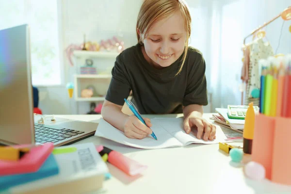 Lächelndes Modernes Mädchen Grauen Hemd Mit Laptop Und Arbeitsbuch Bei — Stockfoto