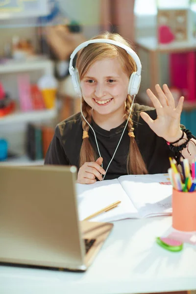 Gelukkig Modern Schoolmeisje Grijs Shirt Met Laptop Koptelefoon Werkboek Met — Stockfoto