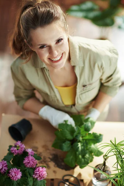 Jardinage Maison Relaxant Vue Supérieure Femme Moderne Heureuse Gants Caoutchouc — Photo