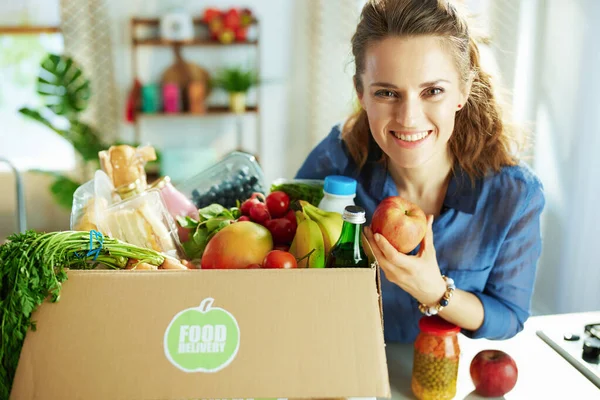 Food Delivery Smiling Middle Aged Housewife Food Box Apple Kitchen — Stock Photo, Image