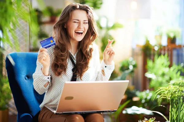 Casa Verde Sorrindo Elegante Dona Casa Meia Idade Com Cabelo — Fotografia de Stock