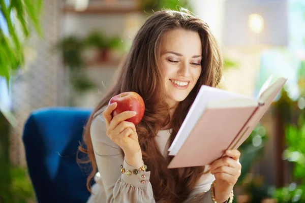 Green Home Mujer Elegante Feliz Con Pelo Ondulado Largo Con — Foto de Stock