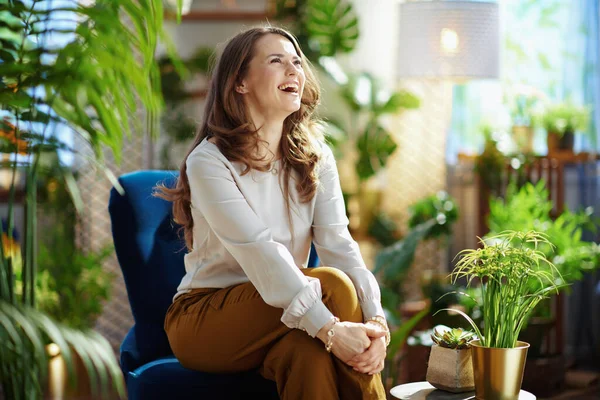 Grüne Heimat Lächelnde Junge Hausfrau Mit Langen Welligen Haaren Modernen — Stockfoto