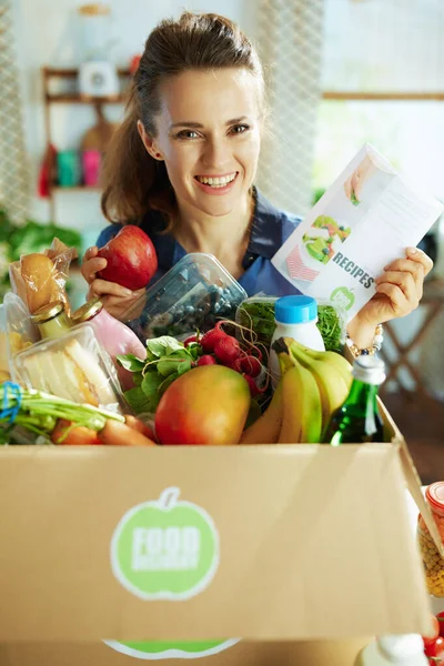 Dostawa Żywności Szczęśliwy Średnim Wieku Kobieta Pudełka Żywności Receptur Listy — Zdjęcie stockowe