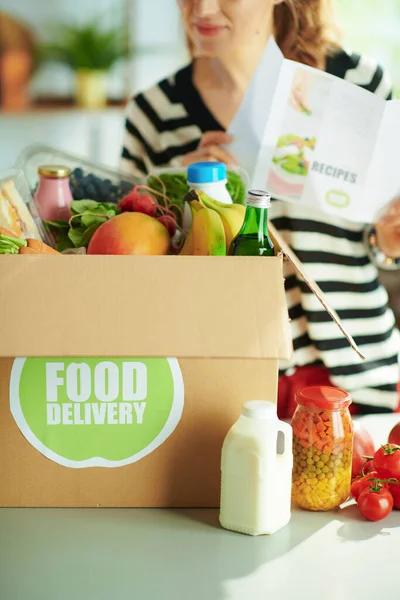 Entrega Comida Primer Plano Mujer Con Caja Alimentos Lista Recetas — Foto de Stock