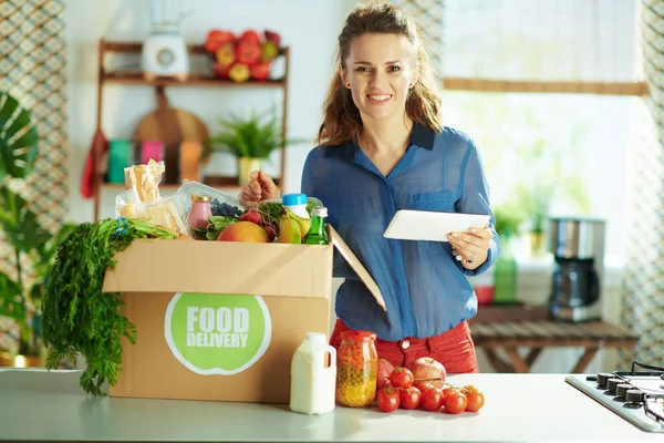 Entrega Comida Feliz Mujer Mediana Edad Moderna Con Caja Alimentos — Foto de Stock