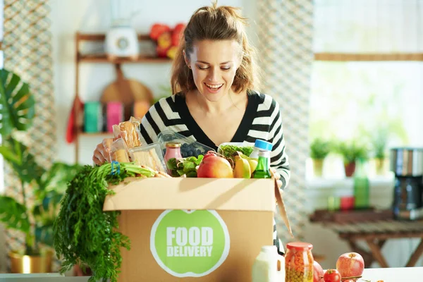 Entrega Comida Feliz Años Ama Casa Con Caja Comida Cocina — Foto de Stock