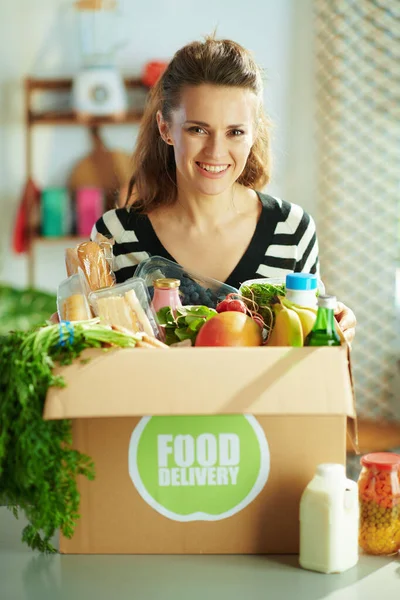 Entrega Comida Mujer Moderna Feliz Con Caja Comida Cocina — Foto de Stock