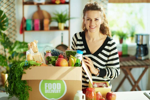 Entrega Comida Sonriente Mujer Moderna Años Con Caja Comida Cocina — Foto de Stock