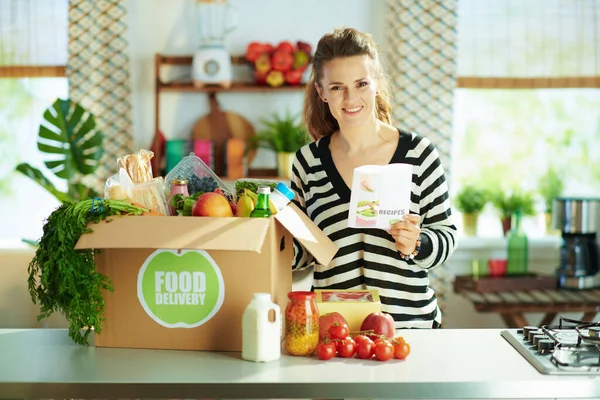 Entrega Comida Feliz Ama Casa Moderna Mediana Edad Con Caja — Foto de Stock