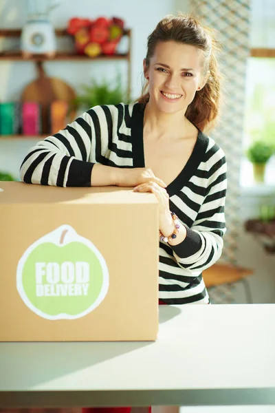 Entrega Comida Sonriente Joven Ama Casa Con Caja Comida Cocina — Foto de Stock