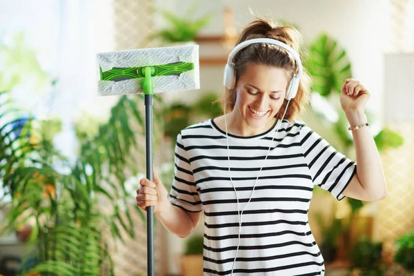 Šťastná Mladá Žena Pruhované Košili Mop Sluchátka Dělá Domácí Práce — Stock fotografie