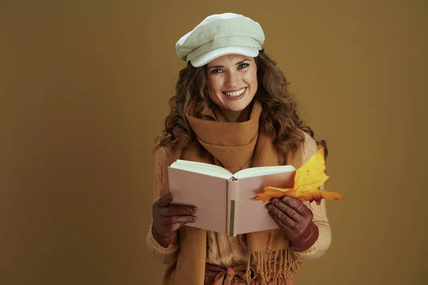 Hola Septiembre Sonriente Joven Ama Casa Suéter Con Hoja Arce — Foto de Stock