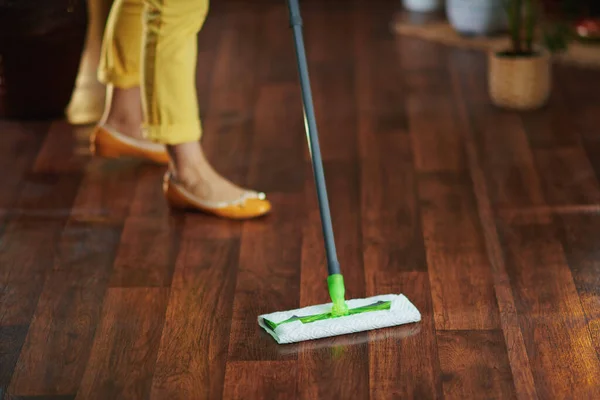 Närbild Kvinna Med Mopp Gör Hushållsarbete Vardagsrummet Solig Dag — Stockfoto