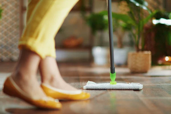 Primer Plano Mujer Con Fregona Haciendo Trabajo Doméstico Casa Día — Foto de Stock