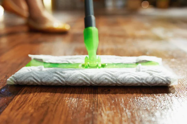 Närbild Kvinna Med Mopp Housecleaning Vardagsrummet Solig Dag — Stockfoto