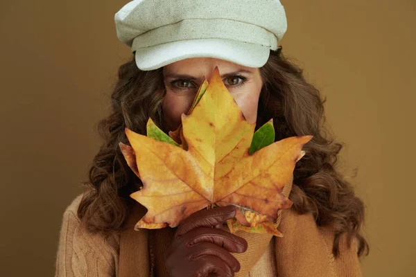 가을아 장갑을 단풍나무 배경에 — 스톡 사진