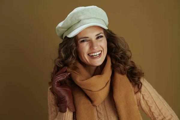11月だ ベージュの背景に革手袋とスカーフで現代的な女性の笑顔の肖像画 — ストック写真