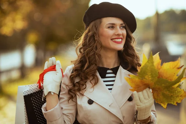 Dzień Dobry Wrzesień Uśmiechnięta Elegancka Letnia Kobieta Beżowym Płaszczu Torbami — Zdjęcie stockowe