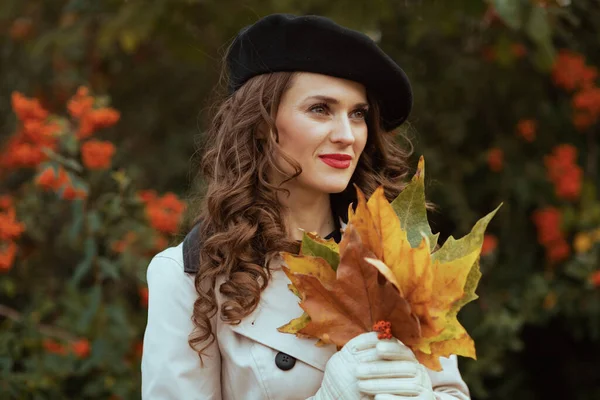 Olá Novembro Moda Anos Idade Mulher Casaco Bege Trincheira Boina — Fotografia de Stock