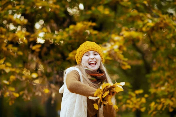 Hola Septiembre Niño Sonriente Suéter Marrón Sombrero Naranja Arroja Hojas — Foto de Stock