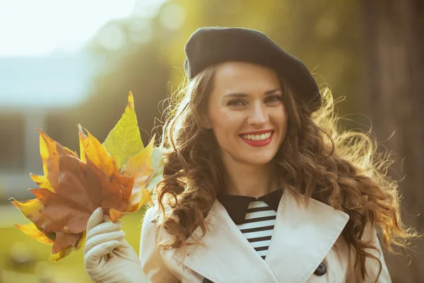 Olá Setembro Retrato Mulher Moderna Feliz Casaco Trincheira Bege Boina — Fotografia de Stock