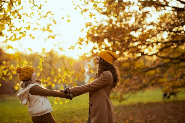 Olá Outubro Sorrir Jovem Mãe Filha Chapéus Laranja Livre Parque — Fotografia de Stock