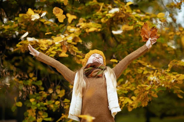 Hola Otoño Niña Sonriente Suéter Marrón Sombrero Naranja Regocijándose Aire — Foto de Stock