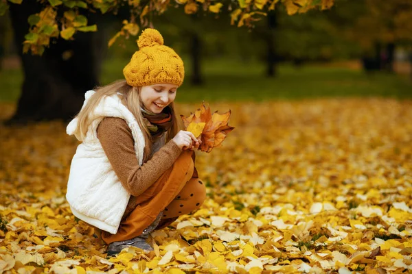 Hej September Glad Liten Barn Brun Tröja Och Orange Hatt — Stockfoto