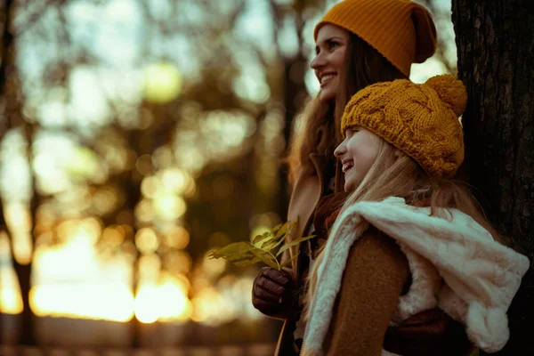 Hello November Happy Young Mother Daughter Yellow Hats Autumn Yellow — Stock Photo, Image