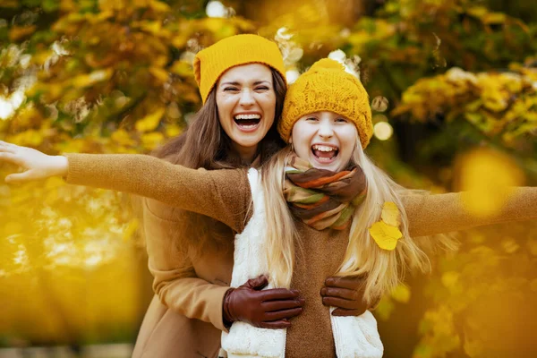 Hallo Herfst Lachen Moderne Moeder Kind Gele Hoeden Buiten Het — Stockfoto