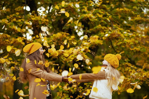 Здравствуйте Ноябрь Улыбающиеся Молодая Мать Дочь Желтых Шляпах Открытом Воздухе — стоковое фото