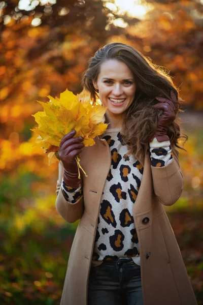 Hallo Herbst Glückliche Frau Mittleren Alters Beigem Mantel Mit Herbstgelben — Stockfoto