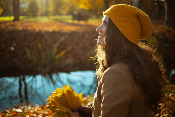 Hallo November Entspanntes Modernes Weibchen Beigem Mantel Und Orangefarbenem Hut — Stockfoto