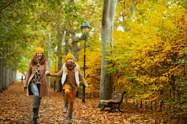 Hallo November Glücklich Moderne Mutter Und Kind Orangefarbenen Hüten Draußen — Stockfoto