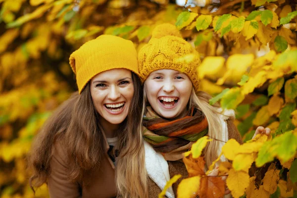 Hallo Herfst Gelukkig Moderne Moeder Dochter Oranje Hoeden Buiten Het — Stockfoto