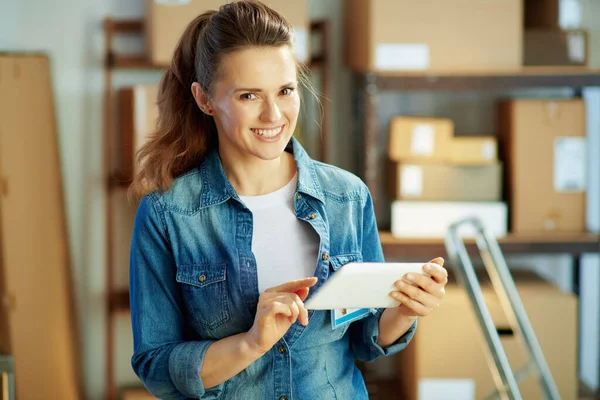 Leveransverksamhet Porträtt Leende Ung Kvinna Jeans Kontoret Med Hjälp Tablet — Stockfoto