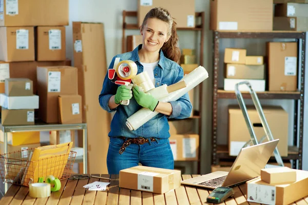 Leveransverksamhet Porträtt Glad Ung Kvinna Jeans Med Förpackning Tejp Dispenser — Stockfoto