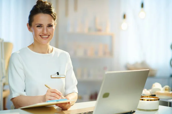 Donna Felice Lavoratrice Con Appunti Laptop Nel Moderno Salone Bellezza — Foto Stock