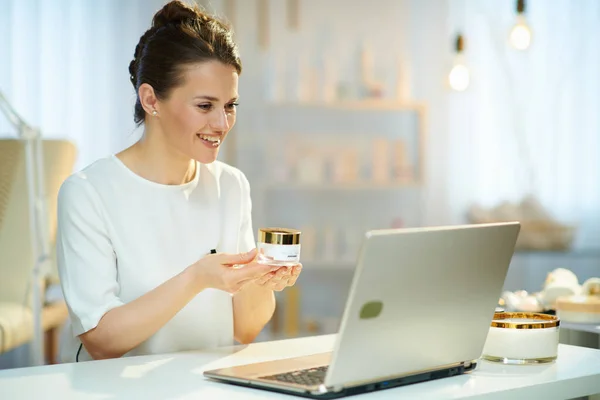 Glimlachende Vrouw Van Middelbare Leeftijd Werknemer Met Laptop Met Video — Stockfoto
