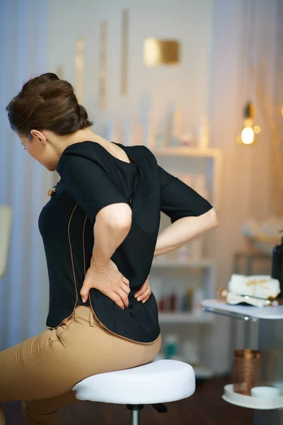 Mujer Cansada Trabajadora Salón Belleza Moderno Con Dolor Espalda — Foto de Stock