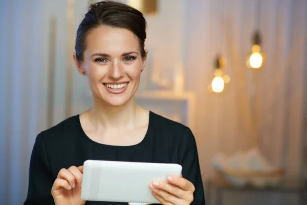 现代美容院配备平板电脑的微笑中年妇女员工 — 图库照片