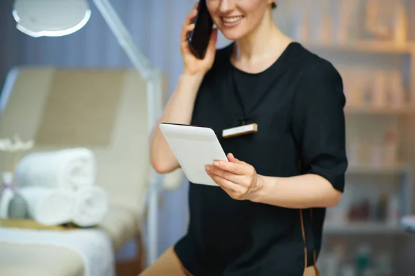 Primer Plano Mujer Feliz Trabajador Salón Belleza Moderno Hablando Teléfono — Foto de Stock