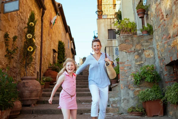 Reisen Italien Glückliche Stilvolle Mutter Kind Touristen Der Toskana Italien — Stockfoto