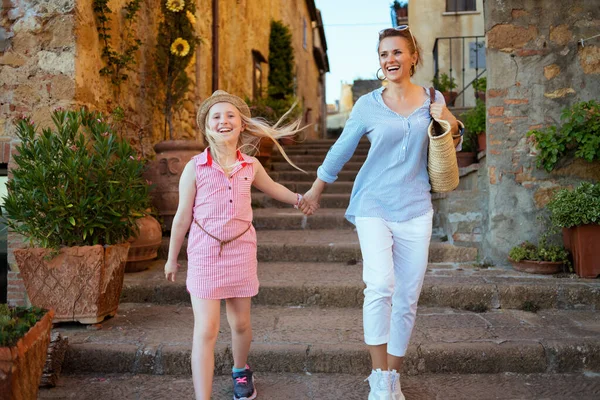 イタリア旅行 トスカーナの幸せな若い母親と娘の観光客 イタリアはPienzaで遠足を持っています — ストック写真